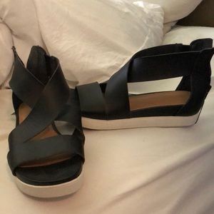 🍃Brand new sandals!